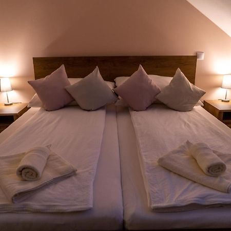 Rozsa Etterem & Panzio Bed & Breakfast Pecs Ngoại thất bức ảnh