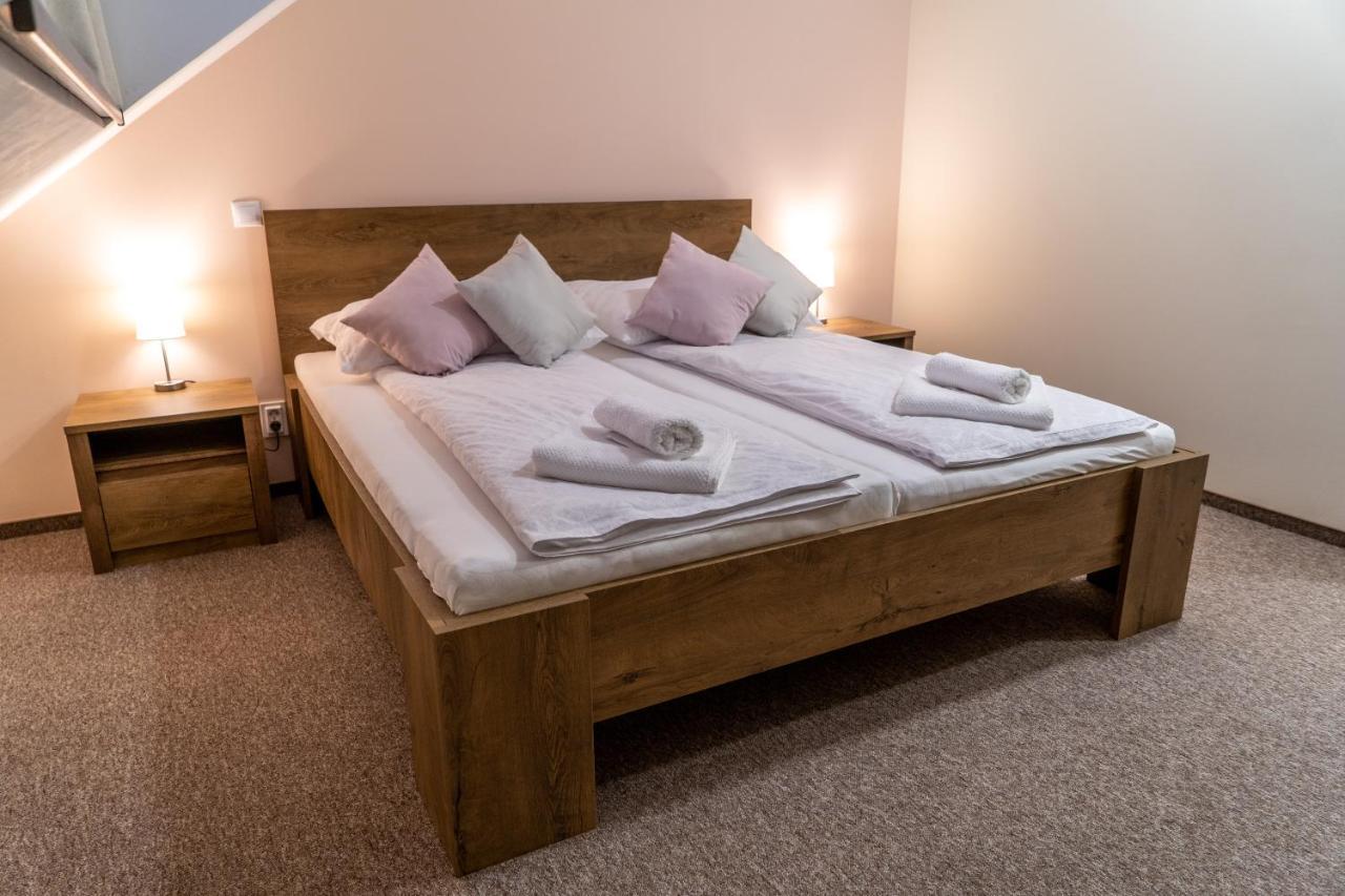 Rozsa Etterem & Panzio Bed & Breakfast Pecs Ngoại thất bức ảnh